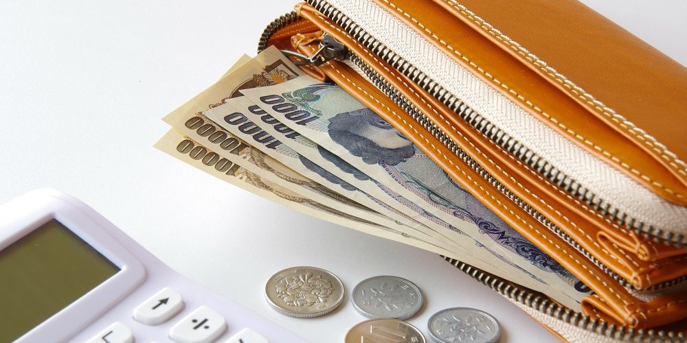 財布の中のお金と電卓 節約 貯金 浪費