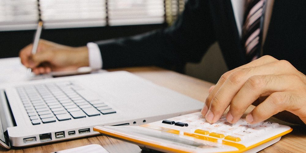 電卓を使うビジネスマン